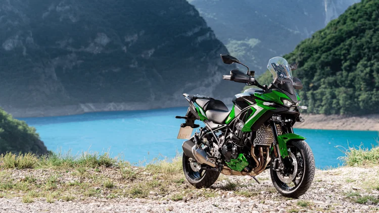 Kawasaki Versys 900 Metzeler Roadtec 01